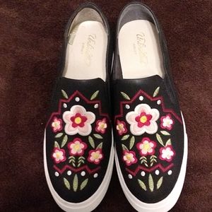 Must see! Cottage Floral Platform Ariat shoes.